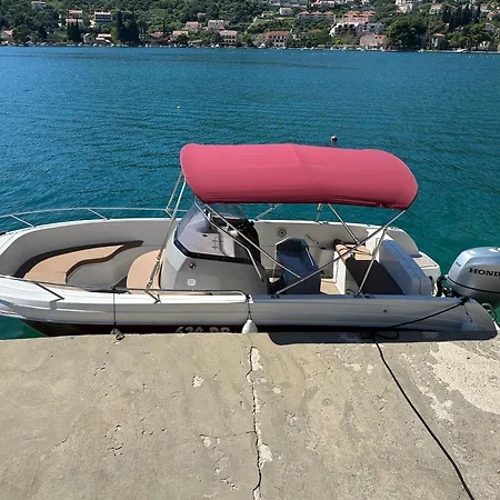 Sunny Seafront With Sunbeds! Unique * ザトン