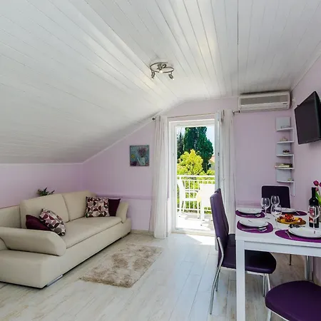 Sunny Seafront With Sunbeds! Unique *