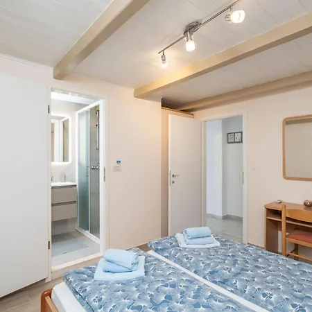 Sunny Seafront With Sunbeds! Unique アパート