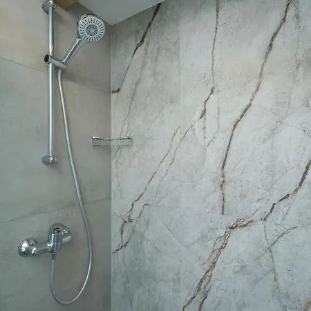 Sunny Seafront With Sunbeds! Unique ザトン