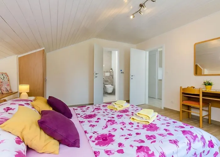 Sunny Seafront With Sunbeds! Unique Apartment *