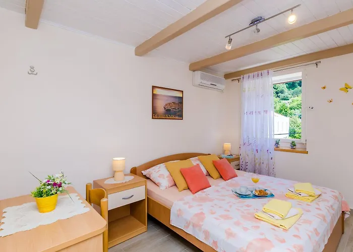 Sunny Seafront With Sunbeds! Unique