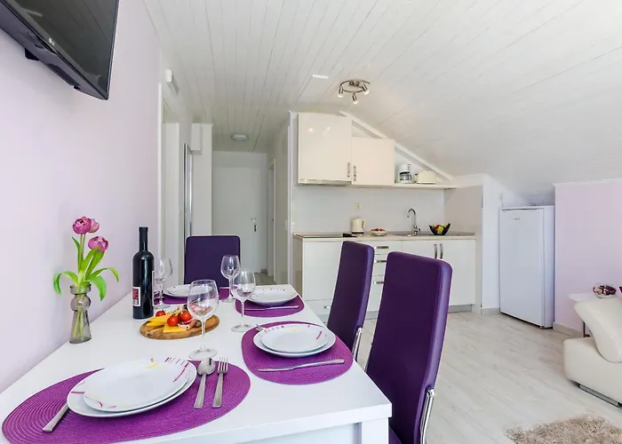 Sunny Seafront With Sunbeds! Unique *