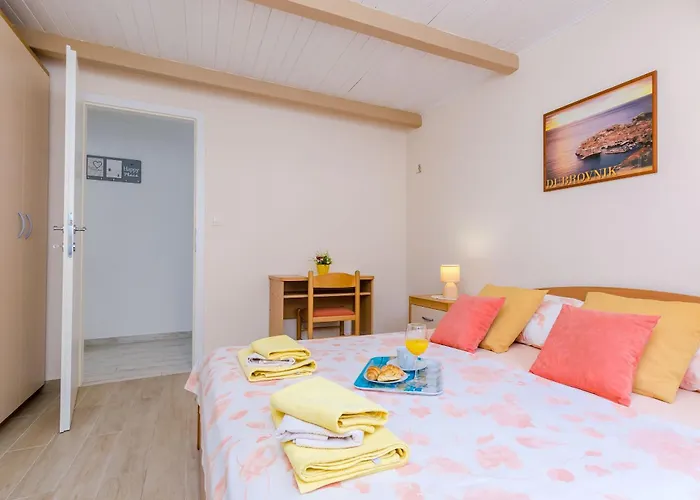 Apartment Sunny Seafront With Sunbeds! Unique *