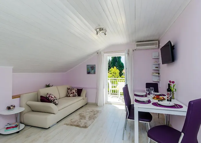 Sunny Seafront With Sunbeds! Unique *