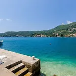 Sunny Seafront With Sunbeds! Unique شقة *