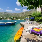 Sunny Seafront With Sunbeds! Unique شقة