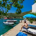 Sunny Seafront With Sunbeds! Unique شقة *