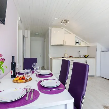 Sunny Seafront With Sunbeds! Unique *