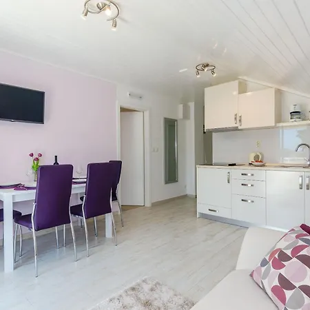 Apartament Sunny Seafront With Sunbeds! Unique