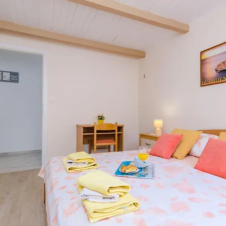 Apartament Sunny Seafront With Sunbeds! Unique *