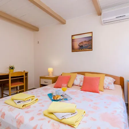 Apartament Sunny Seafront With Sunbeds! Unique