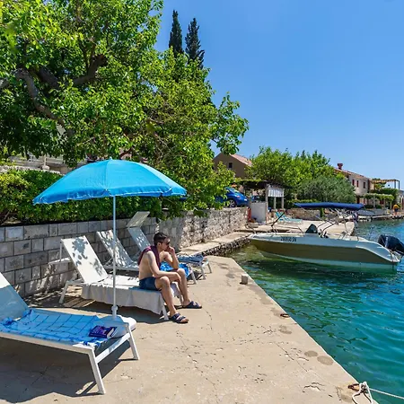 Sunny Seafront With Sunbeds! Unique Appartement *