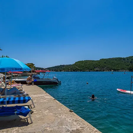 Apartament Sunny Seafront With Sunbeds! Unique