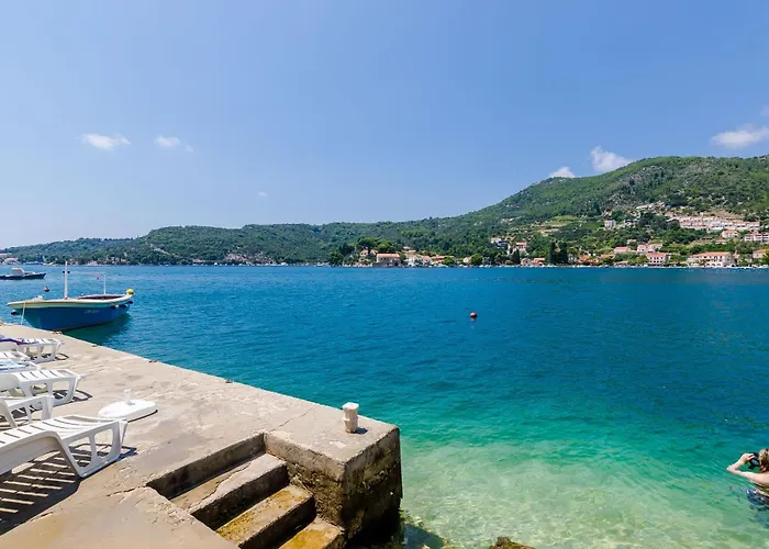 Sunny Seafront With Sunbeds! Unique Daire *