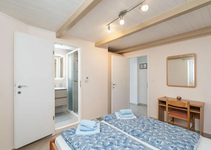 Sunny Seafront With Sunbeds! Unique Daire