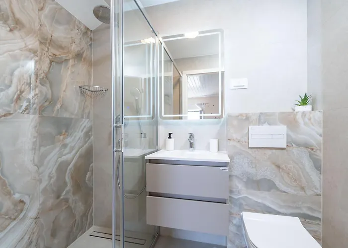 Sunny Seafront With Sunbeds! Unique Daire *