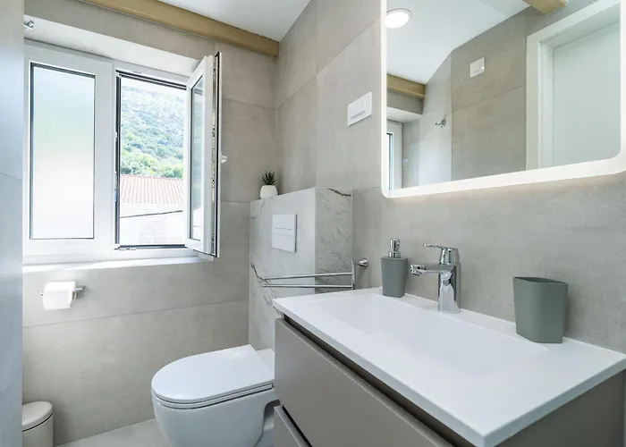 Sunny Seafront With Sunbeds! Unique Daire