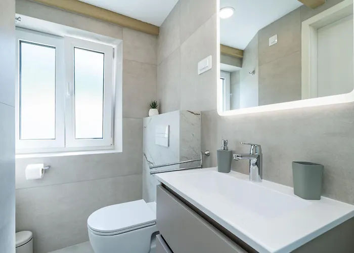 Daire Sunny Seafront With Sunbeds! Unique