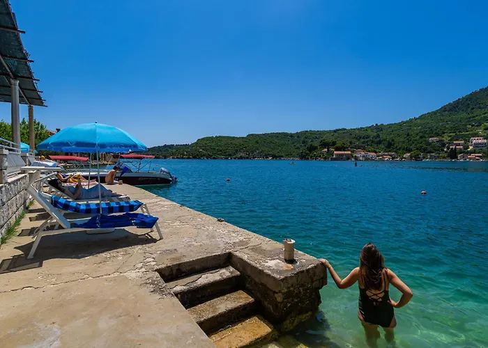 Sunny Seafront With Sunbeds! Unique Daire *