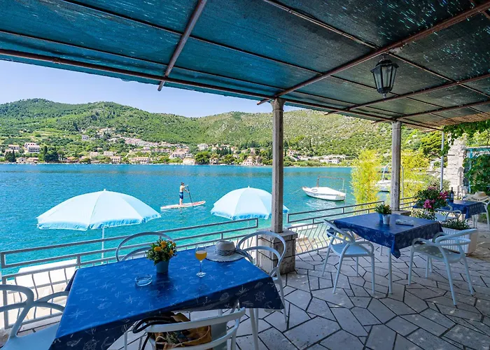 Sunny Seafront With Sunbeds! Unique Daire